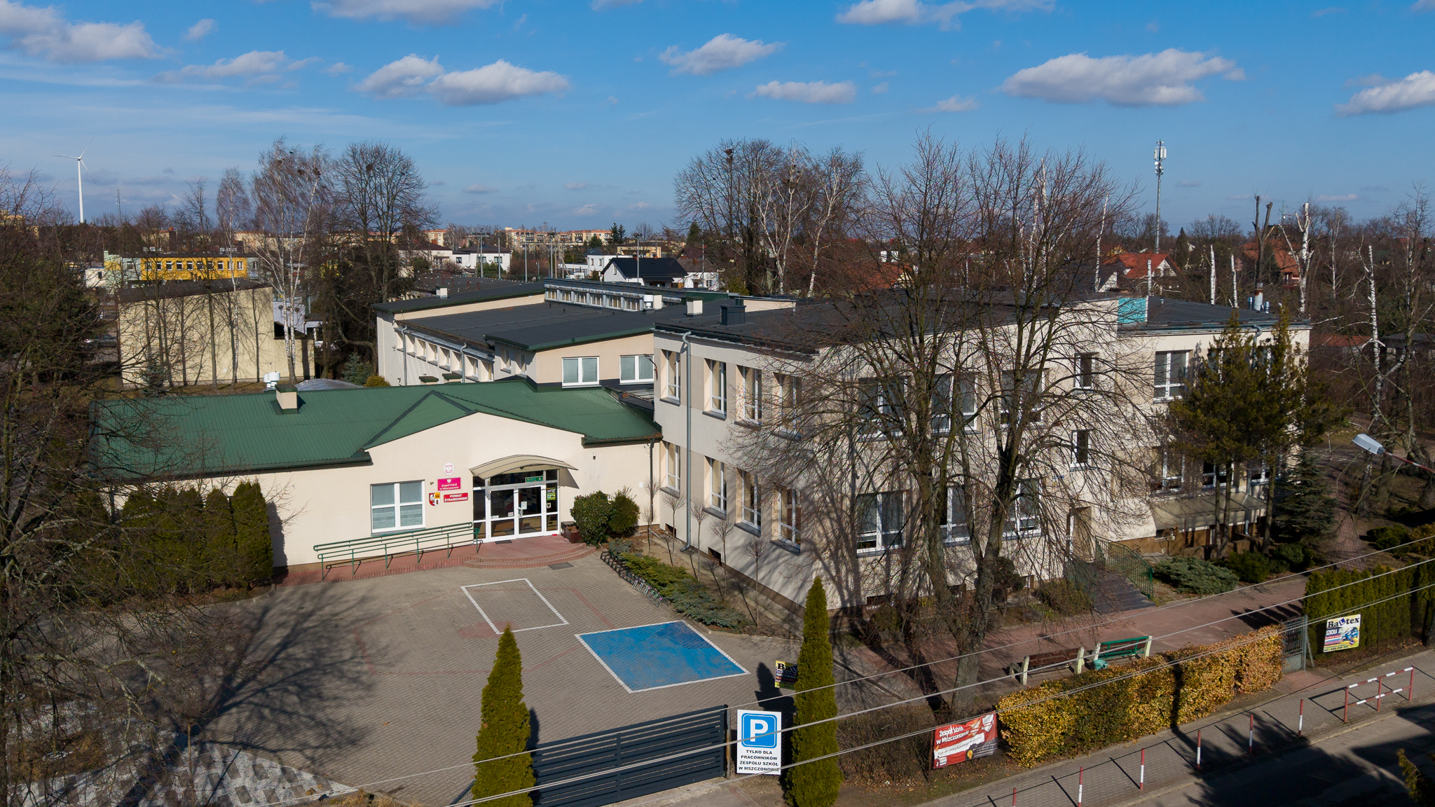 Zagospodarowanie terenu przed budynkiem Zespołu Szkół w Mszczonowie poprzez utworzenie nowej przestrzeni rekreacyjno-edukacyjnej